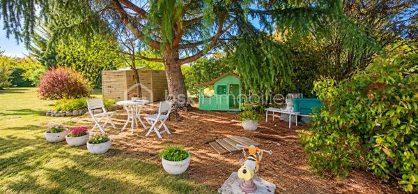 ✨ Charme, espace et tranquillité !

Venez découvrir cette belle longère saine et entretenue, située à Saint-Aignan-le-Jaillard, dans un environnement calme, verdoyant et agréable, idéal pour profiter de la tranquillité de la campagne tout en restant à seulement 5 minutes de Sully-sur-Loire et de ses commodités.

Implantée sur un magnifique parc aménagé de 2 550 m², plat, entièrement clos et sans aucun vis-à-vis, cette propriété offre un cadre de vie privilégié où calme et espace sont au rendez-vous.

Dès l’entrée, vous découvrirez une spacieuse pièce de vie composée d’un grand salon-séjour ouvert sur une cuisine aménagée et équipée, offrant un espace chaleureux et convivial.

Le rez-de-chaussée comprend également une arrière-cuisine pouvant être transformée en chambre, bureau ou pièce supplémentaire selon vos besoins, ainsi qu’une salle d’eau avec WC.

♿ La maison bénéficie également d’un accès PMR (personnes à mobilité réduite), un véritable atout pour faciliter l’accessibilité au quotidien.

À l’étage, l’espace nuit propose deux belles chambres, dont une restant simplement à finaliser par la pose de plaques de plâtre.

Côté confort et entretien, la maison bénéficie de menuiseries bois avec double vitrage récent, de volets roulants électriques solaires, d’une installation électrique aux normes et est raccordée au tout-à-l’égout. La toiture a également été nettoyée par drone.

🌳 UN EXTÉRIEUR QUI FAIT TOUTE LA DIFFÉRENCE

Le véritable atout de cette propriété : son superbe parc aménagé de 3 000 m², plat, entièrement clos et totalement sans vis-à-vis. Un véritable écrin de verdure pour profiter du calme, recevoir famille et amis, jardiner, créer différents espaces de détente ou accueillir des animaux.

La propriété dispose également d’un garage. Attenantes à la maison, une réserve, pratique pour le stockage, ainsi que des clapiers à lapins complètent l’ensemble.

Vous trouverez également un poulailler ainsi qu’une caravane pouvant servir de chambre d’amis, idéale pour accueillir famille ou amis.

❤️ LES POINTS FORTS : Maison saine et entretenue, Longère pleine de charme, Parc aménagé de 2 550 m², plat et entièrement clos, Aucun vis-à-vis, À seulement 5 minutes de Sully-sur-Loire, Accès PMR, Raccordement au tout-à-l’égout, Réserve attenante, Garage, Menuiseries bois avec double vitrage récent, Volets roulants électriques solaires, Installation électrique aux normes, Possibilité d’aménager une chambre au rez-de-chaussée, Poulailler et clapier à lapins, Caravane pouvant servir de chambre d’amis, Toiture nettoyée par drone, ...

✨ Une propriété où il fait bon vivre, réunissant le charme authentique de la longère, le confort, un environnement préservé et un extérieur exceptionnel aux portes de Sully-sur-Loire.

📞 À découvrir rapidement ! Une visite vous permettra d’apprécier pleinement le charme, l’entretien et le cadre de vie qu’offre cette propriété.

📞 UN PROJET IMMOBILIER ? JE VOUS ACCOMPAGNE DE A À Z !

De la première visite jusqu’à la signature de l’acte authentique chez le notaire, je vous accompagne à chaque étape de votre acquisition avec écoute, disponibilité et professionnalisme.
Conseils, financement, démarches administratives et suivi de votre dossier : je reste à vos côtés pour vous permettre de concrétiser votre projet immobilier en toute confiance et sérénité.

✨ Cette longère pourrait bien devenir votre prochain coup de cœur ! Contactez-moi dès maintenant pour organiser une visite et découvrir tout son potentiel.