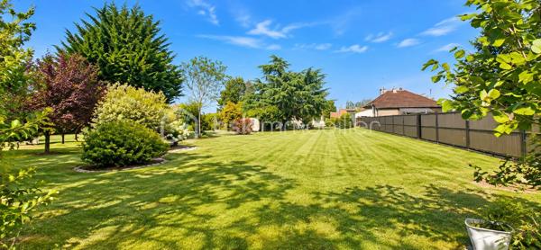 ✨ Charme, espace et tranquillité !

Venez découvrir cette belle longère saine et entretenue, située à Saint-Aignan-le-Jaillard, dans un environnement calme, verdoyant et agréable, idéal pour profiter de la tranquillité de la campagne tout en restant à seulement 5 minutes de Sully-sur-Loire et de ses commodités.

Implantée sur un magnifique parc aménagé de 2 550 m², plat, entièrement clos et sans aucun vis-à-vis, cette propriété offre un cadre de vie privilégié où calme et espace sont au rendez-vous.

Dès l’entrée, vous découvrirez une spacieuse pièce de vie composée d’un grand salon-séjour ouvert sur une cuisine aménagée et équipée, offrant un espace chaleureux et convivial.

Le rez-de-chaussée comprend également une arrière-cuisine pouvant être transformée en chambre, bureau ou pièce supplémentaire selon vos besoins, ainsi qu’une salle d’eau avec WC.

♿ La maison bénéficie également d’un accès PMR (personnes à mobilité réduite), un véritable atout pour faciliter l’accessibilité au quotidien.

À l’étage, l’espace nuit propose deux belles chambres, dont une restant simplement à finaliser par la pose de plaques de plâtre.

Côté confort et entretien, la maison bénéficie de menuiseries bois avec double vitrage récent, de volets roulants électriques solaires, d’une installation électrique aux normes et est raccordée au tout-à-l’égout. La toiture a également été nettoyée par drone.

🌳 UN EXTÉRIEUR QUI FAIT TOUTE LA DIFFÉRENCE

Le véritable atout de cette propriété : son superbe parc aménagé de 3 000 m², plat, entièrement clos et totalement sans vis-à-vis. Un véritable écrin de verdure pour profiter du calme, recevoir famille et amis, jardiner, créer différents espaces de détente ou accueillir des animaux.

La propriété dispose également d’un garage. Attenantes à la maison, une réserve, pratique pour le stockage, ainsi que des clapiers à lapins complètent l’ensemble.

Vous trouverez également un poulailler ainsi qu’une caravane pouvant servir de chambre d’amis, idéale pour accueillir famille ou amis.

❤️ LES POINTS FORTS : Maison saine et entretenue, Longère pleine de charme, Parc aménagé de 2 550 m², plat et entièrement clos, Aucun vis-à-vis, À seulement 5 minutes de Sully-sur-Loire, Accès PMR, Raccordement au tout-à-l’égout, Réserve attenante, Garage, Menuiseries bois avec double vitrage récent, Volets roulants électriques solaires, Installation électrique aux normes, Possibilité d’aménager une chambre au rez-de-chaussée, Poulailler et clapier à lapins, Caravane pouvant servir de chambre d’amis, Toiture nettoyée par drone, ...

✨ Une propriété où il fait bon vivre, réunissant le charme authentique de la longère, le confort, un environnement préservé et un extérieur exceptionnel aux portes de Sully-sur-Loire.

📞 À découvrir rapidement ! Une visite vous permettra d’apprécier pleinement le charme, l’entretien et le cadre de vie qu’offre cette propriété.

📞 UN PROJET IMMOBILIER ? JE VOUS ACCOMPAGNE DE A À Z !

De la première visite jusqu’à la signature de l’acte authentique chez le notaire, je vous accompagne à chaque étape de votre acquisition avec écoute, disponibilité et professionnalisme.
Conseils, financement, démarches administratives et suivi de votre dossier : je reste à vos côtés pour vous permettre de concrétiser votre projet immobilier en toute confiance et sérénité.

✨ Cette longère pourrait bien devenir votre prochain coup de cœur ! Contactez-moi dès maintenant pour organiser une visite et découvrir tout son potentiel.
