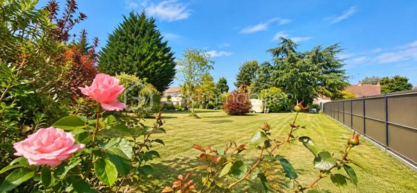 ✨ Charme, espace et tranquillité !

Venez découvrir cette belle longère saine et entretenue, située à Saint-Aignan-le-Jaillard, dans un environnement calme, verdoyant et agréable, idéal pour profiter de la tranquillité de la campagne tout en restant à seulement 5 minutes de Sully-sur-Loire et de ses commodités.

Implantée sur un magnifique parc aménagé de 2 550 m², plat, entièrement clos et sans aucun vis-à-vis, cette propriété offre un cadre de vie privilégié où calme et espace sont au rendez-vous.

Dès l’entrée, vous découvrirez une spacieuse pièce de vie composée d’un grand salon-séjour ouvert sur une cuisine aménagée et équipée, offrant un espace chaleureux et convivial.

Le rez-de-chaussée comprend également une arrière-cuisine pouvant être transformée en chambre, bureau ou pièce supplémentaire selon vos besoins, ainsi qu’une salle d’eau avec WC.

♿ La maison bénéficie également d’un accès PMR (personnes à mobilité réduite), un véritable atout pour faciliter l’accessibilité au quotidien.

À l’étage, l’espace nuit propose deux belles chambres, dont une restant simplement à finaliser par la pose de plaques de plâtre.

Côté confort et entretien, la maison bénéficie de menuiseries bois avec double vitrage récent, de volets roulants électriques solaires, d’une installation électrique aux normes et est raccordée au tout-à-l’égout. La toiture a également été nettoyée par drone.

🌳 UN EXTÉRIEUR QUI FAIT TOUTE LA DIFFÉRENCE

Le véritable atout de cette propriété : son superbe parc aménagé de 3 000 m², plat, entièrement clos et totalement sans vis-à-vis. Un véritable écrin de verdure pour profiter du calme, recevoir famille et amis, jardiner, créer différents espaces de détente ou accueillir des animaux.

La propriété dispose également d’un garage. Attenantes à la maison, une réserve, pratique pour le stockage, ainsi que des clapiers à lapins complètent l’ensemble.

Vous trouverez également un poulailler ainsi qu’une caravane pouvant servir de chambre d’amis, idéale pour accueillir famille ou amis.

❤️ LES POINTS FORTS : Maison saine et entretenue, Longère pleine de charme, Parc aménagé de 2 550 m², plat et entièrement clos, Aucun vis-à-vis, À seulement 5 minutes de Sully-sur-Loire, Accès PMR, Raccordement au tout-à-l’égout, Réserve attenante, Garage, Menuiseries bois avec double vitrage récent, Volets roulants électriques solaires, Installation électrique aux normes, Possibilité d’aménager une chambre au rez-de-chaussée, Poulailler et clapier à lapins, Caravane pouvant servir de chambre d’amis, Toiture nettoyée par drone, ...

✨ Une propriété où il fait bon vivre, réunissant le charme authentique de la longère, le confort, un environnement préservé et un extérieur exceptionnel aux portes de Sully-sur-Loire.

📞 À découvrir rapidement ! Une visite vous permettra d’apprécier pleinement le charme, l’entretien et le cadre de vie qu’offre cette propriété.

📞 UN PROJET IMMOBILIER ? JE VOUS ACCOMPAGNE DE A À Z !

De la première visite jusqu’à la signature de l’acte authentique chez le notaire, je vous accompagne à chaque étape de votre acquisition avec écoute, disponibilité et professionnalisme.
Conseils, financement, démarches administratives et suivi de votre dossier : je reste à vos côtés pour vous permettre de concrétiser votre projet immobilier en toute confiance et sérénité.

✨ Cette longère pourrait bien devenir votre prochain coup de cœur ! Contactez-moi dès maintenant pour organiser une visite et découvrir tout son potentiel.