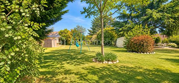 ✨ Charme, espace et tranquillité !

Venez découvrir cette belle longère saine et entretenue, située à Saint-Aignan-le-Jaillard, dans un environnement calme, verdoyant et agréable, idéal pour profiter de la tranquillité de la campagne tout en restant à seulement 5 minutes de Sully-sur-Loire et de ses commodités.

Implantée sur un magnifique parc aménagé de 2 550 m², plat, entièrement clos et sans aucun vis-à-vis, cette propriété offre un cadre de vie privilégié où calme et espace sont au rendez-vous.

Dès l’entrée, vous découvrirez une spacieuse pièce de vie composée d’un grand salon-séjour ouvert sur une cuisine aménagée et équipée, offrant un espace chaleureux et convivial.

Le rez-de-chaussée comprend également une arrière-cuisine pouvant être transformée en chambre, bureau ou pièce supplémentaire selon vos besoins, ainsi qu’une salle d’eau avec WC.

♿ La maison bénéficie également d’un accès PMR (personnes à mobilité réduite), un véritable atout pour faciliter l’accessibilité au quotidien.

À l’étage, l’espace nuit propose deux belles chambres, dont une restant simplement à finaliser par la pose de plaques de plâtre.

Côté confort et entretien, la maison bénéficie de menuiseries bois avec double vitrage récent, de volets roulants électriques solaires, d’une installation électrique aux normes et est raccordée au tout-à-l’égout. La toiture a également été nettoyée par drone.

🌳 UN EXTÉRIEUR QUI FAIT TOUTE LA DIFFÉRENCE

Le véritable atout de cette propriété : son superbe parc aménagé de 3 000 m², plat, entièrement clos et totalement sans vis-à-vis. Un véritable écrin de verdure pour profiter du calme, recevoir famille et amis, jardiner, créer différents espaces de détente ou accueillir des animaux.

La propriété dispose également d’un garage. Attenantes à la maison, une réserve, pratique pour le stockage, ainsi que des clapiers à lapins complètent l’ensemble.

Vous trouverez également un poulailler ainsi qu’une caravane pouvant servir de chambre d’amis, idéale pour accueillir famille ou amis.

❤️ LES POINTS FORTS : Maison saine et entretenue, Longère pleine de charme, Parc aménagé de 2 550 m², plat et entièrement clos, Aucun vis-à-vis, À seulement 5 minutes de Sully-sur-Loire, Accès PMR, Raccordement au tout-à-l’égout, Réserve attenante, Garage, Menuiseries bois avec double vitrage récent, Volets roulants électriques solaires, Installation électrique aux normes, Possibilité d’aménager une chambre au rez-de-chaussée, Poulailler et clapier à lapins, Caravane pouvant servir de chambre d’amis, Toiture nettoyée par drone, ...

✨ Une propriété où il fait bon vivre, réunissant le charme authentique de la longère, le confort, un environnement préservé et un extérieur exceptionnel aux portes de Sully-sur-Loire.

📞 À découvrir rapidement ! Une visite vous permettra d’apprécier pleinement le charme, l’entretien et le cadre de vie qu’offre cette propriété.

📞 UN PROJET IMMOBILIER ? JE VOUS ACCOMPAGNE DE A À Z !

De la première visite jusqu’à la signature de l’acte authentique chez le notaire, je vous accompagne à chaque étape de votre acquisition avec écoute, disponibilité et professionnalisme.
Conseils, financement, démarches administratives et suivi de votre dossier : je reste à vos côtés pour vous permettre de concrétiser votre projet immobilier en toute confiance et sérénité.

✨ Cette longère pourrait bien devenir votre prochain coup de cœur ! Contactez-moi dès maintenant pour organiser une visite et découvrir tout son potentiel.