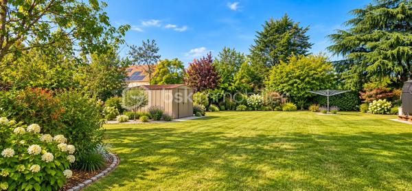 ✨ Charme, espace et tranquillité !

Venez découvrir cette belle longère saine et entretenue, située à Saint-Aignan-le-Jaillard, dans un environnement calme, verdoyant et agréable, idéal pour profiter de la tranquillité de la campagne tout en restant à seulement 5 minutes de Sully-sur-Loire et de ses commodités.

Implantée sur un magnifique parc aménagé de 2 550 m², plat, entièrement clos et sans aucun vis-à-vis, cette propriété offre un cadre de vie privilégié où calme et espace sont au rendez-vous.

Dès l’entrée, vous découvrirez une spacieuse pièce de vie composée d’un grand salon-séjour ouvert sur une cuisine aménagée et équipée, offrant un espace chaleureux et convivial.

Le rez-de-chaussée comprend également une arrière-cuisine pouvant être transformée en chambre, bureau ou pièce supplémentaire selon vos besoins, ainsi qu’une salle d’eau avec WC.

♿ La maison bénéficie également d’un accès PMR (personnes à mobilité réduite), un véritable atout pour faciliter l’accessibilité au quotidien.

À l’étage, l’espace nuit propose deux belles chambres, dont une restant simplement à finaliser par la pose de plaques de plâtre.

Côté confort et entretien, la maison bénéficie de menuiseries bois avec double vitrage récent, de volets roulants électriques solaires, d’une installation électrique aux normes et est raccordée au tout-à-l’égout. La toiture a également été nettoyée par drone.

🌳 UN EXTÉRIEUR QUI FAIT TOUTE LA DIFFÉRENCE

Le véritable atout de cette propriété : son superbe parc aménagé de 3 000 m², plat, entièrement clos et totalement sans vis-à-vis. Un véritable écrin de verdure pour profiter du calme, recevoir famille et amis, jardiner, créer différents espaces de détente ou accueillir des animaux.

La propriété dispose également d’un garage. Attenantes à la maison, une réserve, pratique pour le stockage, ainsi que des clapiers à lapins complètent l’ensemble.

Vous trouverez également un poulailler ainsi qu’une caravane pouvant servir de chambre d’amis, idéale pour accueillir famille ou amis.

❤️ LES POINTS FORTS : Maison saine et entretenue, Longère pleine de charme, Parc aménagé de 2 550 m², plat et entièrement clos, Aucun vis-à-vis, À seulement 5 minutes de Sully-sur-Loire, Accès PMR, Raccordement au tout-à-l’égout, Réserve attenante, Garage, Menuiseries bois avec double vitrage récent, Volets roulants électriques solaires, Installation électrique aux normes, Possibilité d’aménager une chambre au rez-de-chaussée, Poulailler et clapier à lapins, Caravane pouvant servir de chambre d’amis, Toiture nettoyée par drone, ...

✨ Une propriété où il fait bon vivre, réunissant le charme authentique de la longère, le confort, un environnement préservé et un extérieur exceptionnel aux portes de Sully-sur-Loire.

📞 À découvrir rapidement ! Une visite vous permettra d’apprécier pleinement le charme, l’entretien et le cadre de vie qu’offre cette propriété.

📞 UN PROJET IMMOBILIER ? JE VOUS ACCOMPAGNE DE A À Z !

De la première visite jusqu’à la signature de l’acte authentique chez le notaire, je vous accompagne à chaque étape de votre acquisition avec écoute, disponibilité et professionnalisme.
Conseils, financement, démarches administratives et suivi de votre dossier : je reste à vos côtés pour vous permettre de concrétiser votre projet immobilier en toute confiance et sérénité.

✨ Cette longère pourrait bien devenir votre prochain coup de cœur ! Contactez-moi dès maintenant pour organiser une visite et découvrir tout son potentiel.