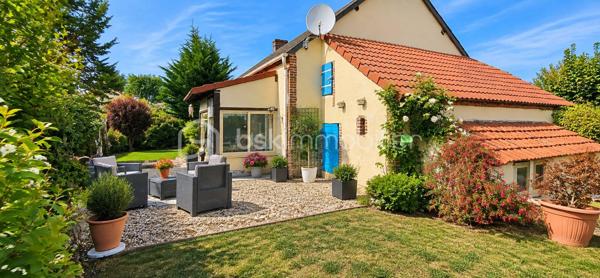 ✨ Charme, espace et tranquillité !

Venez découvrir cette belle longère saine et entretenue, située à Saint-Aignan-le-Jaillard, dans un environnement calme, verdoyant et agréable, idéal pour profiter de la tranquillité de la campagne tout en restant à seulement 5 minutes de Sully-sur-Loire et de ses commodités.

Implantée sur un magnifique parc aménagé de 2 550 m², plat, entièrement clos et sans aucun vis-à-vis, cette propriété offre un cadre de vie privilégié où calme et espace sont au rendez-vous.

Dès l’entrée, vous découvrirez une spacieuse pièce de vie composée d’un grand salon-séjour ouvert sur une cuisine aménagée et équipée, offrant un espace chaleureux et convivial.

Le rez-de-chaussée comprend également une arrière-cuisine pouvant être transformée en chambre, bureau ou pièce supplémentaire selon vos besoins, ainsi qu’une salle d’eau avec WC.

♿ La maison bénéficie également d’un accès PMR (personnes à mobilité réduite), un véritable atout pour faciliter l’accessibilité au quotidien.

À l’étage, l’espace nuit propose deux belles chambres, dont une restant simplement à finaliser par la pose de plaques de plâtre.

Côté confort et entretien, la maison bénéficie de menuiseries bois avec double vitrage récent, de volets roulants électriques solaires, d’une installation électrique aux normes et est raccordée au tout-à-l’égout. La toiture a également été nettoyée par drone.

🌳 UN EXTÉRIEUR QUI FAIT TOUTE LA DIFFÉRENCE

Le véritable atout de cette propriété : son superbe parc aménagé de 3 000 m², plat, entièrement clos et totalement sans vis-à-vis. Un véritable écrin de verdure pour profiter du calme, recevoir famille et amis, jardiner, créer différents espaces de détente ou accueillir des animaux.

La propriété dispose également d’un garage. Attenantes à la maison, une réserve, pratique pour le stockage, ainsi que des clapiers à lapins complètent l’ensemble.

Vous trouverez également un poulailler ainsi qu’une caravane pouvant servir de chambre d’amis, idéale pour accueillir famille ou amis.

❤️ LES POINTS FORTS : Maison saine et entretenue, Longère pleine de charme, Parc aménagé de 2 550 m², plat et entièrement clos, Aucun vis-à-vis, À seulement 5 minutes de Sully-sur-Loire, Accès PMR, Raccordement au tout-à-l’égout, Réserve attenante, Garage, Menuiseries bois avec double vitrage récent, Volets roulants électriques solaires, Installation électrique aux normes, Possibilité d’aménager une chambre au rez-de-chaussée, Poulailler et clapier à lapins, Caravane pouvant servir de chambre d’amis, Toiture nettoyée par drone, ...

✨ Une propriété où il fait bon vivre, réunissant le charme authentique de la longère, le confort, un environnement préservé et un extérieur exceptionnel aux portes de Sully-sur-Loire.

📞 À découvrir rapidement ! Une visite vous permettra d’apprécier pleinement le charme, l’entretien et le cadre de vie qu’offre cette propriété.

📞 UN PROJET IMMOBILIER ? JE VOUS ACCOMPAGNE DE A À Z !

De la première visite jusqu’à la signature de l’acte authentique chez le notaire, je vous accompagne à chaque étape de votre acquisition avec écoute, disponibilité et professionnalisme.
Conseils, financement, démarches administratives et suivi de votre dossier : je reste à vos côtés pour vous permettre de concrétiser votre projet immobilier en toute confiance et sérénité.

✨ Cette longère pourrait bien devenir votre prochain coup de cœur ! Contactez-moi dès maintenant pour organiser une visite et découvrir tout son potentiel.