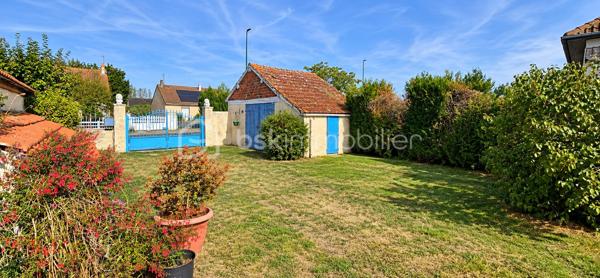 ✨ Charme, espace et tranquillité !

Venez découvrir cette belle longère saine et entretenue, située à Saint-Aignan-le-Jaillard, dans un environnement calme, verdoyant et agréable, idéal pour profiter de la tranquillité de la campagne tout en restant à seulement 5 minutes de Sully-sur-Loire et de ses commodités.

Implantée sur un magnifique parc aménagé de 2 550 m², plat, entièrement clos et sans aucun vis-à-vis, cette propriété offre un cadre de vie privilégié où calme et espace sont au rendez-vous.

Dès l’entrée, vous découvrirez une spacieuse pièce de vie composée d’un grand salon-séjour ouvert sur une cuisine aménagée et équipée, offrant un espace chaleureux et convivial.

Le rez-de-chaussée comprend également une arrière-cuisine pouvant être transformée en chambre, bureau ou pièce supplémentaire selon vos besoins, ainsi qu’une salle d’eau avec WC.

♿ La maison bénéficie également d’un accès PMR (personnes à mobilité réduite), un véritable atout pour faciliter l’accessibilité au quotidien.

À l’étage, l’espace nuit propose deux belles chambres, dont une restant simplement à finaliser par la pose de plaques de plâtre.

Côté confort et entretien, la maison bénéficie de menuiseries bois avec double vitrage récent, de volets roulants électriques solaires, d’une installation électrique aux normes et est raccordée au tout-à-l’égout. La toiture a également été nettoyée par drone.

🌳 UN EXTÉRIEUR QUI FAIT TOUTE LA DIFFÉRENCE

Le véritable atout de cette propriété : son superbe parc aménagé de 3 000 m², plat, entièrement clos et totalement sans vis-à-vis. Un véritable écrin de verdure pour profiter du calme, recevoir famille et amis, jardiner, créer différents espaces de détente ou accueillir des animaux.

La propriété dispose également d’un garage. Attenantes à la maison, une réserve, pratique pour le stockage, ainsi que des clapiers à lapins complètent l’ensemble.

Vous trouverez également un poulailler ainsi qu’une caravane pouvant servir de chambre d’amis, idéale pour accueillir famille ou amis.

❤️ LES POINTS FORTS : Maison saine et entretenue, Longère pleine de charme, Parc aménagé de 2 550 m², plat et entièrement clos, Aucun vis-à-vis, À seulement 5 minutes de Sully-sur-Loire, Accès PMR, Raccordement au tout-à-l’égout, Réserve attenante, Garage, Menuiseries bois avec double vitrage récent, Volets roulants électriques solaires, Installation électrique aux normes, Possibilité d’aménager une chambre au rez-de-chaussée, Poulailler et clapier à lapins, Caravane pouvant servir de chambre d’amis, Toiture nettoyée par drone, ...

✨ Une propriété où il fait bon vivre, réunissant le charme authentique de la longère, le confort, un environnement préservé et un extérieur exceptionnel aux portes de Sully-sur-Loire.

📞 À découvrir rapidement ! Une visite vous permettra d’apprécier pleinement le charme, l’entretien et le cadre de vie qu’offre cette propriété.

📞 UN PROJET IMMOBILIER ? JE VOUS ACCOMPAGNE DE A À Z !

De la première visite jusqu’à la signature de l’acte authentique chez le notaire, je vous accompagne à chaque étape de votre acquisition avec écoute, disponibilité et professionnalisme.
Conseils, financement, démarches administratives et suivi de votre dossier : je reste à vos côtés pour vous permettre de concrétiser votre projet immobilier en toute confiance et sérénité.

✨ Cette longère pourrait bien devenir votre prochain coup de cœur ! Contactez-moi dès maintenant pour organiser une visite et découvrir tout son potentiel.