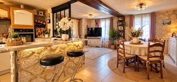✨ Charme, espace et tranquillité !

Venez découvrir cette belle longère saine et entretenue, située à Saint-Aignan-le-Jaillard, dans un environnement calme, verdoyant et agréable, idéal pour profiter de la tranquillité de la campagne tout en restant à seulement 5 minutes de Sully-sur-Loire et de ses commodités.

Implantée sur un magnifique parc aménagé de 2 550 m², plat, entièrement clos et sans aucun vis-à-vis, cette propriété offre un cadre de vie privilégié où calme et espace sont au rendez-vous.

Dès l’entrée, vous découvrirez une spacieuse pièce de vie composée d’un grand salon-séjour ouvert sur une cuisine aménagée et équipée, offrant un espace chaleureux et convivial.

Le rez-de-chaussée comprend également une arrière-cuisine pouvant être transformée en chambre, bureau ou pièce supplémentaire selon vos besoins, ainsi qu’une salle d’eau avec WC.

♿ La maison bénéficie également d’un accès PMR (personnes à mobilité réduite), un véritable atout pour faciliter l’accessibilité au quotidien.

À l’étage, l’espace nuit propose deux belles chambres, dont une restant simplement à finaliser par la pose de plaques de plâtre.

Côté confort et entretien, la maison bénéficie de menuiseries bois avec double vitrage récent, de volets roulants électriques solaires, d’une installation électrique aux normes et est raccordée au tout-à-l’égout. La toiture a également été nettoyée par drone.

🌳 UN EXTÉRIEUR QUI FAIT TOUTE LA DIFFÉRENCE

Le véritable atout de cette propriété : son superbe parc aménagé de 3 000 m², plat, entièrement clos et totalement sans vis-à-vis. Un véritable écrin de verdure pour profiter du calme, recevoir famille et amis, jardiner, créer différents espaces de détente ou accueillir des animaux.

La propriété dispose également d’un garage. Attenantes à la maison, une réserve, pratique pour le stockage, ainsi que des clapiers à lapins complètent l’ensemble.

Vous trouverez également un poulailler ainsi qu’une caravane pouvant servir de chambre d’amis, idéale pour accueillir famille ou amis.

❤️ LES POINTS FORTS : Maison saine et entretenue, Longère pleine de charme, Parc aménagé de 2 550 m², plat et entièrement clos, Aucun vis-à-vis, À seulement 5 minutes de Sully-sur-Loire, Accès PMR, Raccordement au tout-à-l’égout, Réserve attenante, Garage, Menuiseries bois avec double vitrage récent, Volets roulants électriques solaires, Installation électrique aux normes, Possibilité d’aménager une chambre au rez-de-chaussée, Poulailler et clapier à lapins, Caravane pouvant servir de chambre d’amis, Toiture nettoyée par drone, ...

✨ Une propriété où il fait bon vivre, réunissant le charme authentique de la longère, le confort, un environnement préservé et un extérieur exceptionnel aux portes de Sully-sur-Loire.

📞 À découvrir rapidement ! Une visite vous permettra d’apprécier pleinement le charme, l’entretien et le cadre de vie qu’offre cette propriété.

📞 UN PROJET IMMOBILIER ? JE VOUS ACCOMPAGNE DE A À Z !

De la première visite jusqu’à la signature de l’acte authentique chez le notaire, je vous accompagne à chaque étape de votre acquisition avec écoute, disponibilité et professionnalisme.
Conseils, financement, démarches administratives et suivi de votre dossier : je reste à vos côtés pour vous permettre de concrétiser votre projet immobilier en toute confiance et sérénité.

✨ Cette longère pourrait bien devenir votre prochain coup de cœur ! Contactez-moi dès maintenant pour organiser une visite et découvrir tout son potentiel.