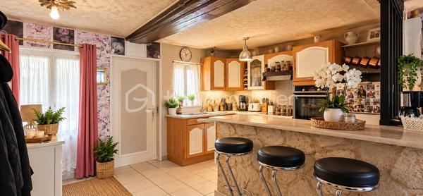 ✨ Charme, espace et tranquillité !

Venez découvrir cette belle longère saine et entretenue, située à Saint-Aignan-le-Jaillard, dans un environnement calme, verdoyant et agréable, idéal pour profiter de la tranquillité de la campagne tout en restant à seulement 5 minutes de Sully-sur-Loire et de ses commodités.

Implantée sur un magnifique parc aménagé de 2 550 m², plat, entièrement clos et sans aucun vis-à-vis, cette propriété offre un cadre de vie privilégié où calme et espace sont au rendez-vous.

Dès l’entrée, vous découvrirez une spacieuse pièce de vie composée d’un grand salon-séjour ouvert sur une cuisine aménagée et équipée, offrant un espace chaleureux et convivial.

Le rez-de-chaussée comprend également une arrière-cuisine pouvant être transformée en chambre, bureau ou pièce supplémentaire selon vos besoins, ainsi qu’une salle d’eau avec WC.

♿ La maison bénéficie également d’un accès PMR (personnes à mobilité réduite), un véritable atout pour faciliter l’accessibilité au quotidien.

À l’étage, l’espace nuit propose deux belles chambres, dont une restant simplement à finaliser par la pose de plaques de plâtre.

Côté confort et entretien, la maison bénéficie de menuiseries bois avec double vitrage récent, de volets roulants électriques solaires, d’une installation électrique aux normes et est raccordée au tout-à-l’égout. La toiture a également été nettoyée par drone.

🌳 UN EXTÉRIEUR QUI FAIT TOUTE LA DIFFÉRENCE

Le véritable atout de cette propriété : son superbe parc aménagé de 3 000 m², plat, entièrement clos et totalement sans vis-à-vis. Un véritable écrin de verdure pour profiter du calme, recevoir famille et amis, jardiner, créer différents espaces de détente ou accueillir des animaux.

La propriété dispose également d’un garage. Attenantes à la maison, une réserve, pratique pour le stockage, ainsi que des clapiers à lapins complètent l’ensemble.

Vous trouverez également un poulailler ainsi qu’une caravane pouvant servir de chambre d’amis, idéale pour accueillir famille ou amis.

❤️ LES POINTS FORTS : Maison saine et entretenue, Longère pleine de charme, Parc aménagé de 2 550 m², plat et entièrement clos, Aucun vis-à-vis, À seulement 5 minutes de Sully-sur-Loire, Accès PMR, Raccordement au tout-à-l’égout, Réserve attenante, Garage, Menuiseries bois avec double vitrage récent, Volets roulants électriques solaires, Installation électrique aux normes, Possibilité d’aménager une chambre au rez-de-chaussée, Poulailler et clapier à lapins, Caravane pouvant servir de chambre d’amis, Toiture nettoyée par drone, ...

✨ Une propriété où il fait bon vivre, réunissant le charme authentique de la longère, le confort, un environnement préservé et un extérieur exceptionnel aux portes de Sully-sur-Loire.

📞 À découvrir rapidement ! Une visite vous permettra d’apprécier pleinement le charme, l’entretien et le cadre de vie qu’offre cette propriété.

📞 UN PROJET IMMOBILIER ? JE VOUS ACCOMPAGNE DE A À Z !

De la première visite jusqu’à la signature de l’acte authentique chez le notaire, je vous accompagne à chaque étape de votre acquisition avec écoute, disponibilité et professionnalisme.
Conseils, financement, démarches administratives et suivi de votre dossier : je reste à vos côtés pour vous permettre de concrétiser votre projet immobilier en toute confiance et sérénité.

✨ Cette longère pourrait bien devenir votre prochain coup de cœur ! Contactez-moi dès maintenant pour organiser une visite et découvrir tout son potentiel.