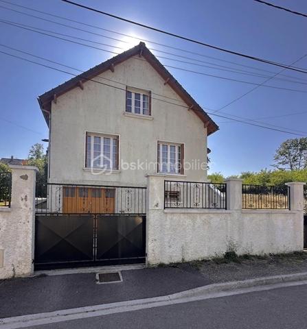 Située sur la commune de Villeneuve-sur-Yonne, cette maison élevée sur sous-sol complet dispose d'un garage avec portail motorisé.

Le rez-de-chaussée s'ouvre sur une belle entrée menant à un vaste salon-séjour lumineux de 30 m², une cuisine aménagée et équipée, une belle chambre, une salle de bains ainsi qu'un WC séparé.

À l'étage, le palier dessert deux grandes chambres, une pièce traversante modulable — idéale pour un bureau ou un couchage d'appoint — et un grenier aménageable en dressing.

À l'extérieur, une terrasse d'environ 20 m² domine un terrain légèrement en pente, agrémenté d'une petite dépendance.

Pour tout renseignement complémentaire ou pour organiser une visite, n'hésitez pas à me contacter.