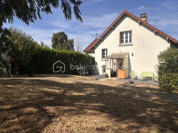 Située sur la commune de Villeneuve-sur-Yonne, cette maison élevée sur sous-sol complet dispose d'un garage avec portail motorisé.

Le rez-de-chaussée s'ouvre sur une belle entrée menant à un vaste salon-séjour lumineux de 30 m², une cuisine aménagée et équipée, une belle chambre, une salle de bains ainsi qu'un WC séparé.

À l'étage, le palier dessert deux grandes chambres, une pièce traversante modulable — idéale pour un bureau ou un couchage d'appoint — et un grenier aménageable en dressing.

À l'extérieur, une terrasse d'environ 20 m² domine un terrain légèrement en pente, agrémenté d'une petite dépendance.

Pour tout renseignement complémentaire ou pour organiser une visite, n'hésitez pas à me contacter.