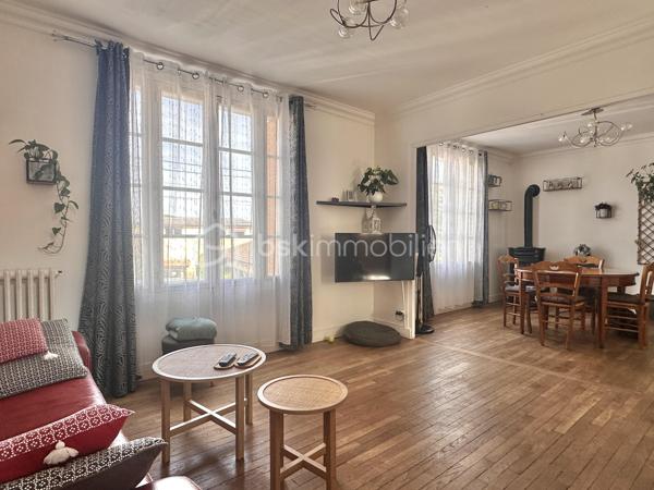Située sur la commune de Villeneuve-sur-Yonne, cette maison élevée sur sous-sol complet dispose d'un garage avec portail motorisé.

Le rez-de-chaussée s'ouvre sur une belle entrée menant à un vaste salon-séjour lumineux de 30 m², une cuisine aménagée et équipée, une belle chambre, une salle de bains ainsi qu'un WC séparé.

À l'étage, le palier dessert deux grandes chambres, une pièce traversante modulable — idéale pour un bureau ou un couchage d'appoint — et un grenier aménageable en dressing.

À l'extérieur, une terrasse d'environ 20 m² domine un terrain légèrement en pente, agrémenté d'une petite dépendance.

Pour tout renseignement complémentaire ou pour organiser une visite, n'hésitez pas à me contacter.