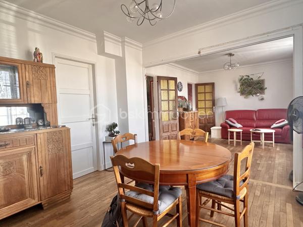 Située sur la commune de Villeneuve-sur-Yonne, cette maison élevée sur sous-sol complet dispose d'un garage avec portail motorisé.

Le rez-de-chaussée s'ouvre sur une belle entrée menant à un vaste salon-séjour lumineux de 30 m², une cuisine aménagée et équipée, une belle chambre, une salle de bains ainsi qu'un WC séparé.

À l'étage, le palier dessert deux grandes chambres, une pièce traversante modulable — idéale pour un bureau ou un couchage d'appoint — et un grenier aménageable en dressing.

À l'extérieur, une terrasse d'environ 20 m² domine un terrain légèrement en pente, agrémenté d'une petite dépendance.

Pour tout renseignement complémentaire ou pour organiser une visite, n'hésitez pas à me contacter.