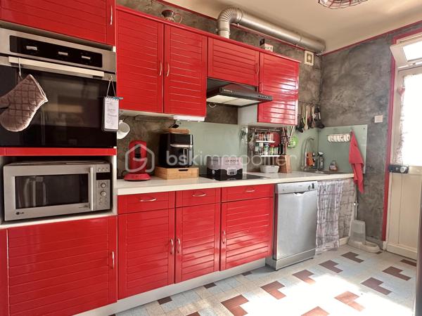 Située sur la commune de Villeneuve-sur-Yonne, cette maison élevée sur sous-sol complet dispose d'un garage avec portail motorisé.

Le rez-de-chaussée s'ouvre sur une belle entrée menant à un vaste salon-séjour lumineux de 30 m², une cuisine aménagée et équipée, une belle chambre, une salle de bains ainsi qu'un WC séparé.

À l'étage, le palier dessert deux grandes chambres, une pièce traversante modulable — idéale pour un bureau ou un couchage d'appoint — et un grenier aménageable en dressing.

À l'extérieur, une terrasse d'environ 20 m² domine un terrain légèrement en pente, agrémenté d'une petite dépendance.

Pour tout renseignement complémentaire ou pour organiser une visite, n'hésitez pas à me contacter.