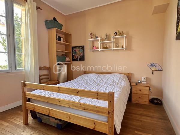 Située sur la commune de Villeneuve-sur-Yonne, cette maison élevée sur sous-sol complet dispose d'un garage avec portail motorisé.

Le rez-de-chaussée s'ouvre sur une belle entrée menant à un vaste salon-séjour lumineux de 30 m², une cuisine aménagée et équipée, une belle chambre, une salle de bains ainsi qu'un WC séparé.

À l'étage, le palier dessert deux grandes chambres, une pièce traversante modulable — idéale pour un bureau ou un couchage d'appoint — et un grenier aménageable en dressing.

À l'extérieur, une terrasse d'environ 20 m² domine un terrain légèrement en pente, agrémenté d'une petite dépendance.

Pour tout renseignement complémentaire ou pour organiser une visite, n'hésitez pas à me contacter.
