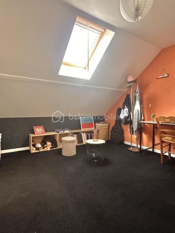Située sur la commune de Villeneuve-sur-Yonne, cette maison élevée sur sous-sol complet dispose d'un garage avec portail motorisé.

Le rez-de-chaussée s'ouvre sur une belle entrée menant à un vaste salon-séjour lumineux de 30 m², une cuisine aménagée et équipée, une belle chambre, une salle de bains ainsi qu'un WC séparé.

À l'étage, le palier dessert deux grandes chambres, une pièce traversante modulable — idéale pour un bureau ou un couchage d'appoint — et un grenier aménageable en dressing.

À l'extérieur, une terrasse d'environ 20 m² domine un terrain légèrement en pente, agrémenté d'une petite dépendance.

Pour tout renseignement complémentaire ou pour organiser une visite, n'hésitez pas à me contacter.