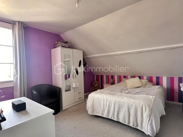 Située sur la commune de Villeneuve-sur-Yonne, cette maison élevée sur sous-sol complet dispose d'un garage avec portail motorisé.

Le rez-de-chaussée s'ouvre sur une belle entrée menant à un vaste salon-séjour lumineux de 30 m², une cuisine aménagée et équipée, une belle chambre, une salle de bains ainsi qu'un WC séparé.

À l'étage, le palier dessert deux grandes chambres, une pièce traversante modulable — idéale pour un bureau ou un couchage d'appoint — et un grenier aménageable en dressing.

À l'extérieur, une terrasse d'environ 20 m² domine un terrain légèrement en pente, agrémenté d'une petite dépendance.

Pour tout renseignement complémentaire ou pour organiser une visite, n'hésitez pas à me contacter.