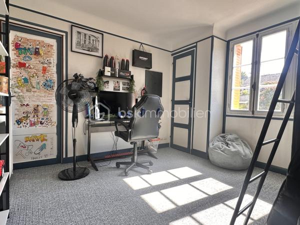 Située sur la commune de Villeneuve-sur-Yonne, cette maison élevée sur sous-sol complet dispose d'un garage avec portail motorisé.

Le rez-de-chaussée s'ouvre sur une belle entrée menant à un vaste salon-séjour lumineux de 30 m², une cuisine aménagée et équipée, une belle chambre, une salle de bains ainsi qu'un WC séparé.

À l'étage, le palier dessert deux grandes chambres, une pièce traversante modulable — idéale pour un bureau ou un couchage d'appoint — et un grenier aménageable en dressing.

À l'extérieur, une terrasse d'environ 20 m² domine un terrain légèrement en pente, agrémenté d'une petite dépendance.

Pour tout renseignement complémentaire ou pour organiser une visite, n'hésitez pas à me contacter.