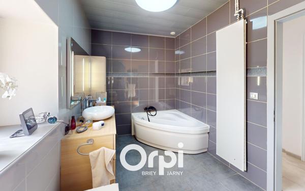 Maison à vendre    5 pièces •  Mance