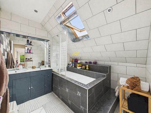 Maison 4 chambres €459 000 ** - Référence 2051