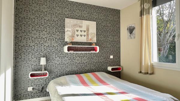 Maison
                                                                                                                                                                                                                                                                                                                        6 pièce(s)                                                                                                                                                                                                          3 chambre(s)                                                                                                                                                                                                          137  m²