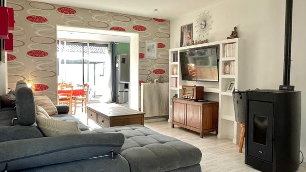 Maison
                                                                                                                                                                                                                                                                                                                        6 pièce(s)                                                                                                                                                                                                          3 chambre(s)                                                                                                                                                                                                          137  m²
