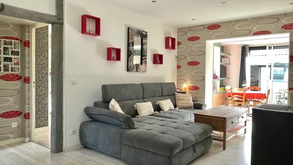 Maison
                                                                                                                                                                                                                                                                                                                        6 pièce(s)                                                                                                                                                                                                          3 chambre(s)                                                                                                                                                                                                          137  m²