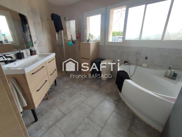 VILLA DE PLAIN PIED AVEC GRAND GARAGE ET JARDIN