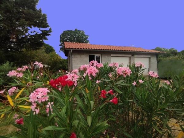 VILLA DE PLAIN PIED AVEC GRAND GARAGE ET JARDIN