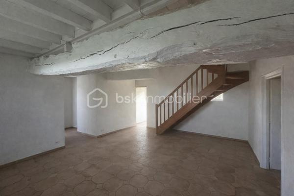 Charme, espace et potentiel XXL à tinténiac dans un petit hameau au calme, découvrez cette **superbe longère indépendante** pleine de caractère… et pleine d’idées possibles

Au rez-de-chaussée :

* séjour/salon avec cheminée insert pour les ambiances cocooning
* cuisine conviviale
* pièce de vie supplémentaire (salle à manger, salon tv, salle de jeux ? à vous de choisir !)
* salle d’eau
* chaufferie, avec chaudière à granule

A l’étage :
4 chambres, dont une avec salle d’eau privative (le petit coin vip), mezzanine idéale pour bureau ou coin détente

et ce n’est pas tout !

Laissez parler votre imagination, dépendance avec ancienne partie habitable à l’étage,  hangar possibilité d’aménager un t3, un atelier, un gîte ou un espace pro…
Le tout sur un magnifique terrain d’environ 2500 m² : de l’espace, de la verdure, de la tranquillité…

Une longère avec du cachet, du volume et un potentiel énorme. projet familial, investissement ou activité ? tout est possible.