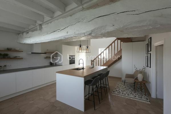 Charme, espace et potentiel XXL à tinténiac dans un petit hameau au calme, découvrez cette **superbe longère indépendante** pleine de caractère… et pleine d’idées possibles

Au rez-de-chaussée :

* séjour/salon avec cheminée insert pour les ambiances cocooning
* cuisine conviviale
* pièce de vie supplémentaire (salle à manger, salon tv, salle de jeux ? à vous de choisir !)
* salle d’eau
* chaufferie, avec chaudière à granule

A l’étage :
4 chambres, dont une avec salle d’eau privative (le petit coin vip), mezzanine idéale pour bureau ou coin détente

et ce n’est pas tout !

Laissez parler votre imagination, dépendance avec ancienne partie habitable à l’étage,  hangar possibilité d’aménager un t3, un atelier, un gîte ou un espace pro…
Le tout sur un magnifique terrain d’environ 2500 m² : de l’espace, de la verdure, de la tranquillité…

Une longère avec du cachet, du volume et un potentiel énorme. projet familial, investissement ou activité ? tout est possible.