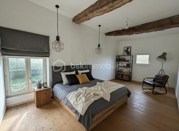 Charme, espace et potentiel XXL à tinténiac dans un petit hameau au calme, découvrez cette **superbe longère indépendante** pleine de caractère… et pleine d’idées possibles

Au rez-de-chaussée :

* séjour/salon avec cheminée insert pour les ambiances cocooning
* cuisine conviviale
* pièce de vie supplémentaire (salle à manger, salon tv, salle de jeux ? à vous de choisir !)
* salle d’eau
* chaufferie, avec chaudière à granule

A l’étage :
4 chambres, dont une avec salle d’eau privative (le petit coin vip), mezzanine idéale pour bureau ou coin détente

et ce n’est pas tout !

Laissez parler votre imagination, dépendance avec ancienne partie habitable à l’étage,  hangar possibilité d’aménager un t3, un atelier, un gîte ou un espace pro…
Le tout sur un magnifique terrain d’environ 2500 m² : de l’espace, de la verdure, de la tranquillité…

Une longère avec du cachet, du volume et un potentiel énorme. projet familial, investissement ou activité ? tout est possible.