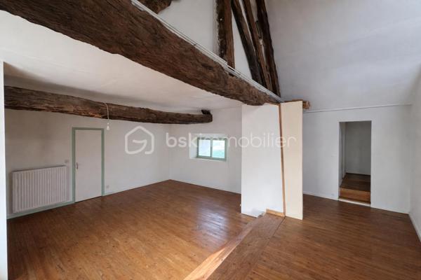 Charme, espace et potentiel XXL à tinténiac dans un petit hameau au calme, découvrez cette **superbe longère indépendante** pleine de caractère… et pleine d’idées possibles

Au rez-de-chaussée :

* séjour/salon avec cheminée insert pour les ambiances cocooning
* cuisine conviviale
* pièce de vie supplémentaire (salle à manger, salon tv, salle de jeux ? à vous de choisir !)
* salle d’eau
* chaufferie, avec chaudière à granule

A l’étage :
4 chambres, dont une avec salle d’eau privative (le petit coin vip), mezzanine idéale pour bureau ou coin détente

et ce n’est pas tout !

Laissez parler votre imagination, dépendance avec ancienne partie habitable à l’étage,  hangar possibilité d’aménager un t3, un atelier, un gîte ou un espace pro…
Le tout sur un magnifique terrain d’environ 2500 m² : de l’espace, de la verdure, de la tranquillité…

Une longère avec du cachet, du volume et un potentiel énorme. projet familial, investissement ou activité ? tout est possible.
