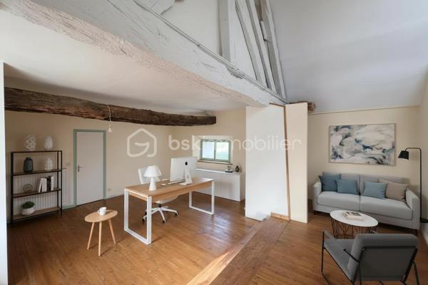 Charme, espace et potentiel XXL à tinténiac dans un petit hameau au calme, découvrez cette **superbe longère indépendante** pleine de caractère… et pleine d’idées possibles

Au rez-de-chaussée :

* séjour/salon avec cheminée insert pour les ambiances cocooning
* cuisine conviviale
* pièce de vie supplémentaire (salle à manger, salon tv, salle de jeux ? à vous de choisir !)
* salle d’eau
* chaufferie, avec chaudière à granule

A l’étage :
4 chambres, dont une avec salle d’eau privative (le petit coin vip), mezzanine idéale pour bureau ou coin détente

et ce n’est pas tout !

Laissez parler votre imagination, dépendance avec ancienne partie habitable à l’étage,  hangar possibilité d’aménager un t3, un atelier, un gîte ou un espace pro…
Le tout sur un magnifique terrain d’environ 2500 m² : de l’espace, de la verdure, de la tranquillité…

Une longère avec du cachet, du volume et un potentiel énorme. projet familial, investissement ou activité ? tout est possible.