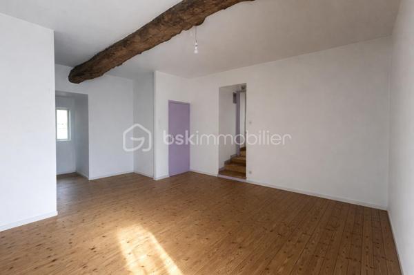 Charme, espace et potentiel XXL à tinténiac dans un petit hameau au calme, découvrez cette **superbe longère indépendante** pleine de caractère… et pleine d’idées possibles

Au rez-de-chaussée :

* séjour/salon avec cheminée insert pour les ambiances cocooning
* cuisine conviviale
* pièce de vie supplémentaire (salle à manger, salon tv, salle de jeux ? à vous de choisir !)
* salle d’eau
* chaufferie, avec chaudière à granule

A l’étage :
4 chambres, dont une avec salle d’eau privative (le petit coin vip), mezzanine idéale pour bureau ou coin détente

et ce n’est pas tout !

Laissez parler votre imagination, dépendance avec ancienne partie habitable à l’étage,  hangar possibilité d’aménager un t3, un atelier, un gîte ou un espace pro…
Le tout sur un magnifique terrain d’environ 2500 m² : de l’espace, de la verdure, de la tranquillité…

Une longère avec du cachet, du volume et un potentiel énorme. projet familial, investissement ou activité ? tout est possible.
