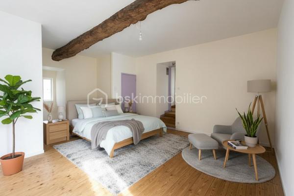 Charme, espace et potentiel XXL à tinténiac dans un petit hameau au calme, découvrez cette **superbe longère indépendante** pleine de caractère… et pleine d’idées possibles

Au rez-de-chaussée :

* séjour/salon avec cheminée insert pour les ambiances cocooning
* cuisine conviviale
* pièce de vie supplémentaire (salle à manger, salon tv, salle de jeux ? à vous de choisir !)
* salle d’eau
* chaufferie, avec chaudière à granule

A l’étage :
4 chambres, dont une avec salle d’eau privative (le petit coin vip), mezzanine idéale pour bureau ou coin détente

et ce n’est pas tout !

Laissez parler votre imagination, dépendance avec ancienne partie habitable à l’étage,  hangar possibilité d’aménager un t3, un atelier, un gîte ou un espace pro…
Le tout sur un magnifique terrain d’environ 2500 m² : de l’espace, de la verdure, de la tranquillité…

Une longère avec du cachet, du volume et un potentiel énorme. projet familial, investissement ou activité ? tout est possible.