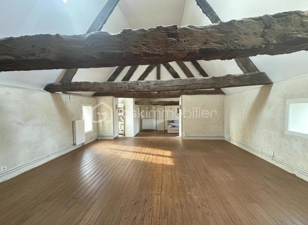 Charme, espace et potentiel XXL à tinténiac dans un petit hameau au calme, découvrez cette **superbe longère indépendante** pleine de caractère… et pleine d’idées possibles

Au rez-de-chaussée :

* séjour/salon avec cheminée insert pour les ambiances cocooning
* cuisine conviviale
* pièce de vie supplémentaire (salle à manger, salon tv, salle de jeux ? à vous de choisir !)
* salle d’eau
* chaufferie, avec chaudière à granule

A l’étage :
4 chambres, dont une avec salle d’eau privative (le petit coin vip), mezzanine idéale pour bureau ou coin détente

et ce n’est pas tout !

Laissez parler votre imagination, dépendance avec ancienne partie habitable à l’étage,  hangar possibilité d’aménager un t3, un atelier, un gîte ou un espace pro…
Le tout sur un magnifique terrain d’environ 2500 m² : de l’espace, de la verdure, de la tranquillité…

Une longère avec du cachet, du volume et un potentiel énorme. projet familial, investissement ou activité ? tout est possible.