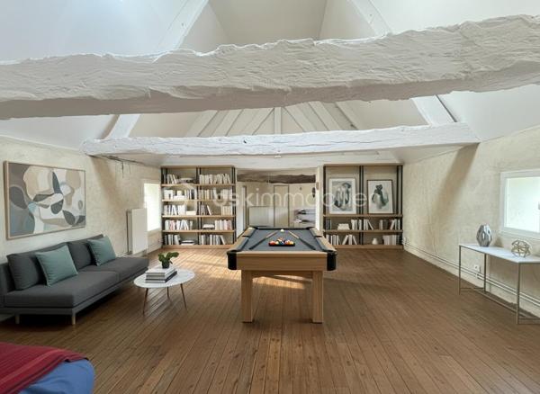 Charme, espace et potentiel XXL à tinténiac dans un petit hameau au calme, découvrez cette **superbe longère indépendante** pleine de caractère… et pleine d’idées possibles

Au rez-de-chaussée :

* séjour/salon avec cheminée insert pour les ambiances cocooning
* cuisine conviviale
* pièce de vie supplémentaire (salle à manger, salon tv, salle de jeux ? à vous de choisir !)
* salle d’eau
* chaufferie, avec chaudière à granule

A l’étage :
4 chambres, dont une avec salle d’eau privative (le petit coin vip), mezzanine idéale pour bureau ou coin détente

et ce n’est pas tout !

Laissez parler votre imagination, dépendance avec ancienne partie habitable à l’étage,  hangar possibilité d’aménager un t3, un atelier, un gîte ou un espace pro…
Le tout sur un magnifique terrain d’environ 2500 m² : de l’espace, de la verdure, de la tranquillité…

Une longère avec du cachet, du volume et un potentiel énorme. projet familial, investissement ou activité ? tout est possible.