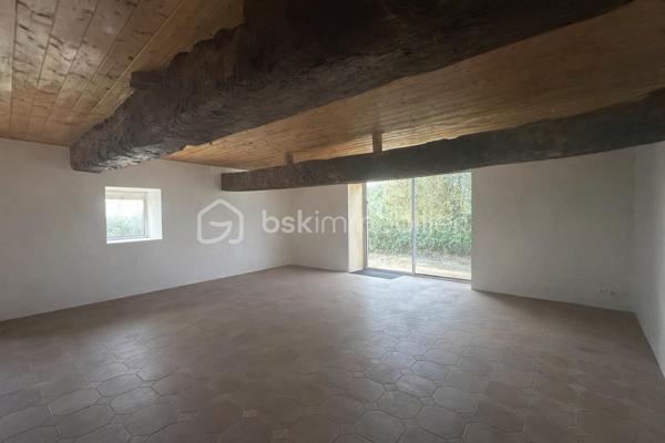 Charme, espace et potentiel XXL à tinténiac dans un petit hameau au calme, découvrez cette **superbe longère indépendante** pleine de caractère… et pleine d’idées possibles

Au rez-de-chaussée :

* séjour/salon avec cheminée insert pour les ambiances cocooning
* cuisine conviviale
* pièce de vie supplémentaire (salle à manger, salon tv, salle de jeux ? à vous de choisir !)
* salle d’eau
* chaufferie, avec chaudière à granule

A l’étage :
4 chambres, dont une avec salle d’eau privative (le petit coin vip), mezzanine idéale pour bureau ou coin détente

et ce n’est pas tout !

Laissez parler votre imagination, dépendance avec ancienne partie habitable à l’étage,  hangar possibilité d’aménager un t3, un atelier, un gîte ou un espace pro…
Le tout sur un magnifique terrain d’environ 2500 m² : de l’espace, de la verdure, de la tranquillité…

Une longère avec du cachet, du volume et un potentiel énorme. projet familial, investissement ou activité ? tout est possible.