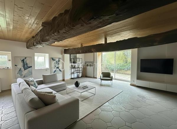 Charme, espace et potentiel XXL à tinténiac dans un petit hameau au calme, découvrez cette **superbe longère indépendante** pleine de caractère… et pleine d’idées possibles

Au rez-de-chaussée :

* séjour/salon avec cheminée insert pour les ambiances cocooning
* cuisine conviviale
* pièce de vie supplémentaire (salle à manger, salon tv, salle de jeux ? à vous de choisir !)
* salle d’eau
* chaufferie, avec chaudière à granule

A l’étage :
4 chambres, dont une avec salle d’eau privative (le petit coin vip), mezzanine idéale pour bureau ou coin détente

et ce n’est pas tout !

Laissez parler votre imagination, dépendance avec ancienne partie habitable à l’étage,  hangar possibilité d’aménager un t3, un atelier, un gîte ou un espace pro…
Le tout sur un magnifique terrain d’environ 2500 m² : de l’espace, de la verdure, de la tranquillité…

Une longère avec du cachet, du volume et un potentiel énorme. projet familial, investissement ou activité ? tout est possible.