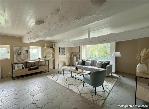 Charme, espace et potentiel XXL à tinténiac dans un petit hameau au calme, découvrez cette **superbe longère indépendante** pleine de caractère… et pleine d’idées possibles

Au rez-de-chaussée :

* séjour/salon avec cheminée insert pour les ambiances cocooning
* cuisine conviviale
* pièce de vie supplémentaire (salle à manger, salon tv, salle de jeux ? à vous de choisir !)
* salle d’eau
* chaufferie, avec chaudière à granule

A l’étage :
4 chambres, dont une avec salle d’eau privative (le petit coin vip), mezzanine idéale pour bureau ou coin détente

et ce n’est pas tout !

Laissez parler votre imagination, dépendance avec ancienne partie habitable à l’étage,  hangar possibilité d’aménager un t3, un atelier, un gîte ou un espace pro…
Le tout sur un magnifique terrain d’environ 2500 m² : de l’espace, de la verdure, de la tranquillité…

Une longère avec du cachet, du volume et un potentiel énorme. projet familial, investissement ou activité ? tout est possible.
