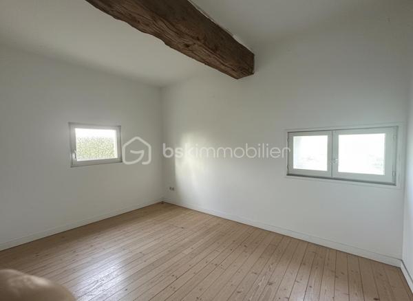 Charme, espace et potentiel XXL à tinténiac dans un petit hameau au calme, découvrez cette **superbe longère indépendante** pleine de caractère… et pleine d’idées possibles

Au rez-de-chaussée :

* séjour/salon avec cheminée insert pour les ambiances cocooning
* cuisine conviviale
* pièce de vie supplémentaire (salle à manger, salon tv, salle de jeux ? à vous de choisir !)
* salle d’eau
* chaufferie, avec chaudière à granule

A l’étage :
4 chambres, dont une avec salle d’eau privative (le petit coin vip), mezzanine idéale pour bureau ou coin détente

et ce n’est pas tout !

Laissez parler votre imagination, dépendance avec ancienne partie habitable à l’étage,  hangar possibilité d’aménager un t3, un atelier, un gîte ou un espace pro…
Le tout sur un magnifique terrain d’environ 2500 m² : de l’espace, de la verdure, de la tranquillité…

Une longère avec du cachet, du volume et un potentiel énorme. projet familial, investissement ou activité ? tout est possible.