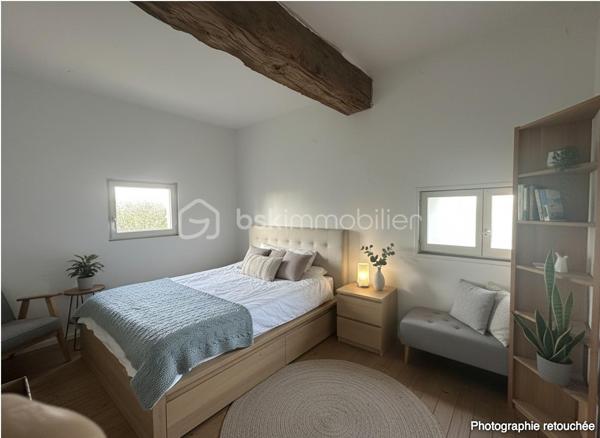 Charme, espace et potentiel XXL à tinténiac dans un petit hameau au calme, découvrez cette **superbe longère indépendante** pleine de caractère… et pleine d’idées possibles

Au rez-de-chaussée :

* séjour/salon avec cheminée insert pour les ambiances cocooning
* cuisine conviviale
* pièce de vie supplémentaire (salle à manger, salon tv, salle de jeux ? à vous de choisir !)
* salle d’eau
* chaufferie, avec chaudière à granule

A l’étage :
4 chambres, dont une avec salle d’eau privative (le petit coin vip), mezzanine idéale pour bureau ou coin détente

et ce n’est pas tout !

Laissez parler votre imagination, dépendance avec ancienne partie habitable à l’étage,  hangar possibilité d’aménager un t3, un atelier, un gîte ou un espace pro…
Le tout sur un magnifique terrain d’environ 2500 m² : de l’espace, de la verdure, de la tranquillité…

Une longère avec du cachet, du volume et un potentiel énorme. projet familial, investissement ou activité ? tout est possible.