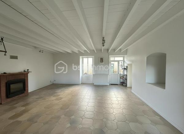 Charme, espace et potentiel XXL à tinténiac dans un petit hameau au calme, découvrez cette **superbe longère indépendante** pleine de caractère… et pleine d’idées possibles

Au rez-de-chaussée :

* séjour/salon avec cheminée insert pour les ambiances cocooning
* cuisine conviviale
* pièce de vie supplémentaire (salle à manger, salon tv, salle de jeux ? à vous de choisir !)
* salle d’eau
* chaufferie, avec chaudière à granule

A l’étage :
4 chambres, dont une avec salle d’eau privative (le petit coin vip), mezzanine idéale pour bureau ou coin détente

et ce n’est pas tout !

Laissez parler votre imagination, dépendance avec ancienne partie habitable à l’étage,  hangar possibilité d’aménager un t3, un atelier, un gîte ou un espace pro…
Le tout sur un magnifique terrain d’environ 2500 m² : de l’espace, de la verdure, de la tranquillité…

Une longère avec du cachet, du volume et un potentiel énorme. projet familial, investissement ou activité ? tout est possible.