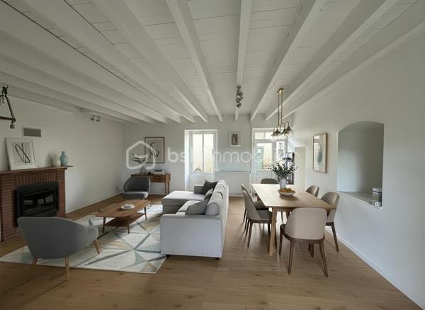 Charme, espace et potentiel XXL à tinténiac dans un petit hameau au calme, découvrez cette **superbe longère indépendante** pleine de caractère… et pleine d’idées possibles

Au rez-de-chaussée :

* séjour/salon avec cheminée insert pour les ambiances cocooning
* cuisine conviviale
* pièce de vie supplémentaire (salle à manger, salon tv, salle de jeux ? à vous de choisir !)
* salle d’eau
* chaufferie, avec chaudière à granule

A l’étage :
4 chambres, dont une avec salle d’eau privative (le petit coin vip), mezzanine idéale pour bureau ou coin détente

et ce n’est pas tout !

Laissez parler votre imagination, dépendance avec ancienne partie habitable à l’étage,  hangar possibilité d’aménager un t3, un atelier, un gîte ou un espace pro…
Le tout sur un magnifique terrain d’environ 2500 m² : de l’espace, de la verdure, de la tranquillité…

Une longère avec du cachet, du volume et un potentiel énorme. projet familial, investissement ou activité ? tout est possible.