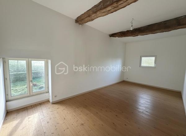 Charme, espace et potentiel XXL à tinténiac dans un petit hameau au calme, découvrez cette **superbe longère indépendante** pleine de caractère… et pleine d’idées possibles

Au rez-de-chaussée :

* séjour/salon avec cheminée insert pour les ambiances cocooning
* cuisine conviviale
* pièce de vie supplémentaire (salle à manger, salon tv, salle de jeux ? à vous de choisir !)
* salle d’eau
* chaufferie, avec chaudière à granule

A l’étage :
4 chambres, dont une avec salle d’eau privative (le petit coin vip), mezzanine idéale pour bureau ou coin détente

et ce n’est pas tout !

Laissez parler votre imagination, dépendance avec ancienne partie habitable à l’étage,  hangar possibilité d’aménager un t3, un atelier, un gîte ou un espace pro…
Le tout sur un magnifique terrain d’environ 2500 m² : de l’espace, de la verdure, de la tranquillité…

Une longère avec du cachet, du volume et un potentiel énorme. projet familial, investissement ou activité ? tout est possible.