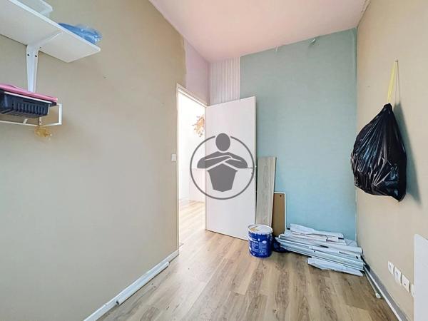 Location                                                      Bureau
                        
                     4 pièces                      44 m2                     à Saint-Quentin