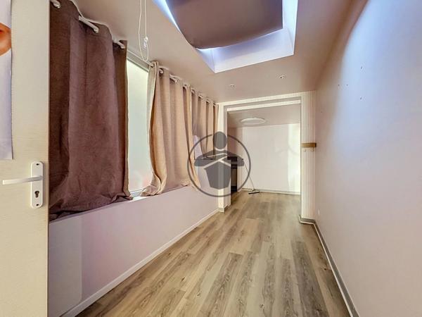 Location                                                      Bureau
                        
                     4 pièces                      44 m2                     à Saint-Quentin