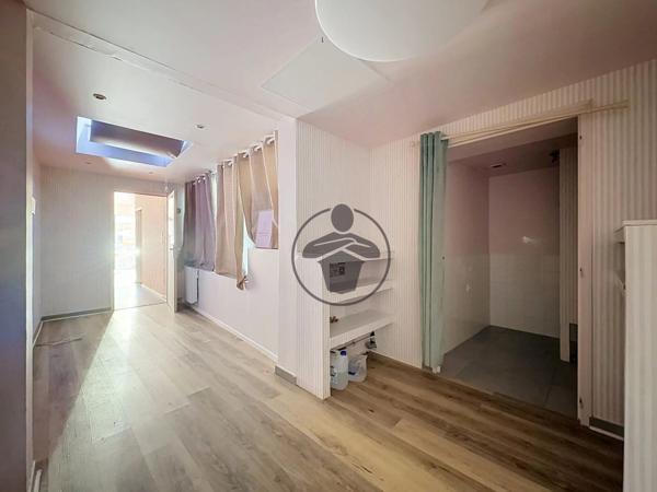 Location                                                      Bureau
                        
                     4 pièces                      44 m2                     à Saint-Quentin