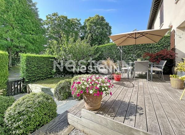 A vendre maison-appartement  en duplex à Fontenay Le Fleury avec garage et jardin-terrasse .