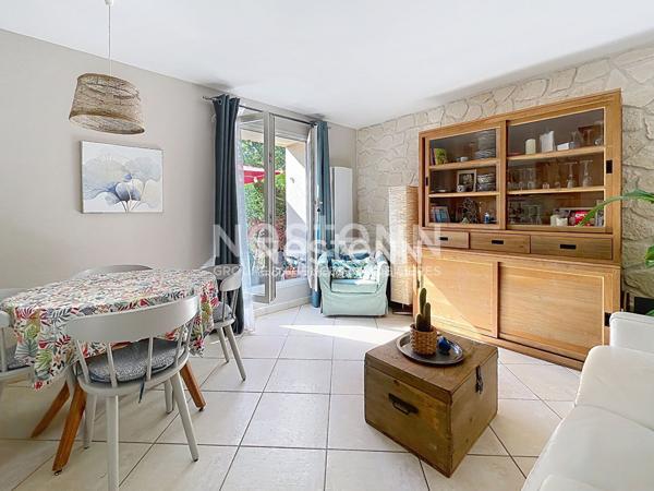 A vendre maison-appartement  en duplex à Fontenay Le Fleury avec garage et jardin-terrasse .