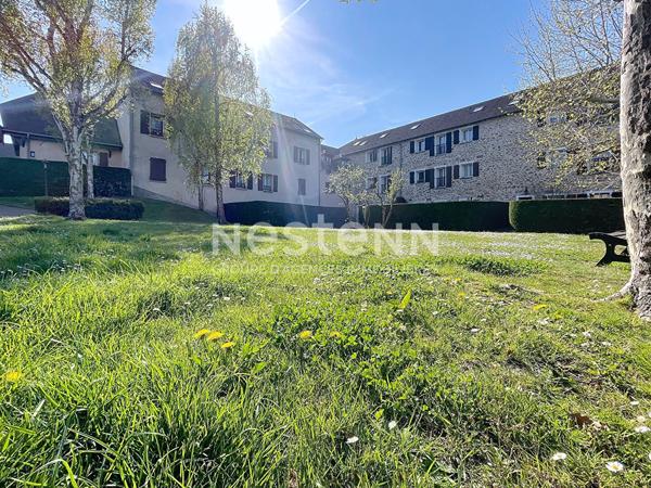 A vendre maison-appartement  en duplex à Fontenay Le Fleury avec garage et jardin-terrasse .