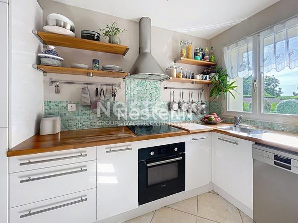 A vendre maison-appartement  en duplex à Fontenay Le Fleury avec garage et jardin-terrasse .