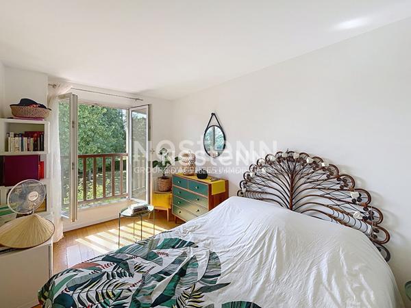 A vendre maison-appartement  en duplex à Fontenay Le Fleury avec garage et jardin-terrasse .